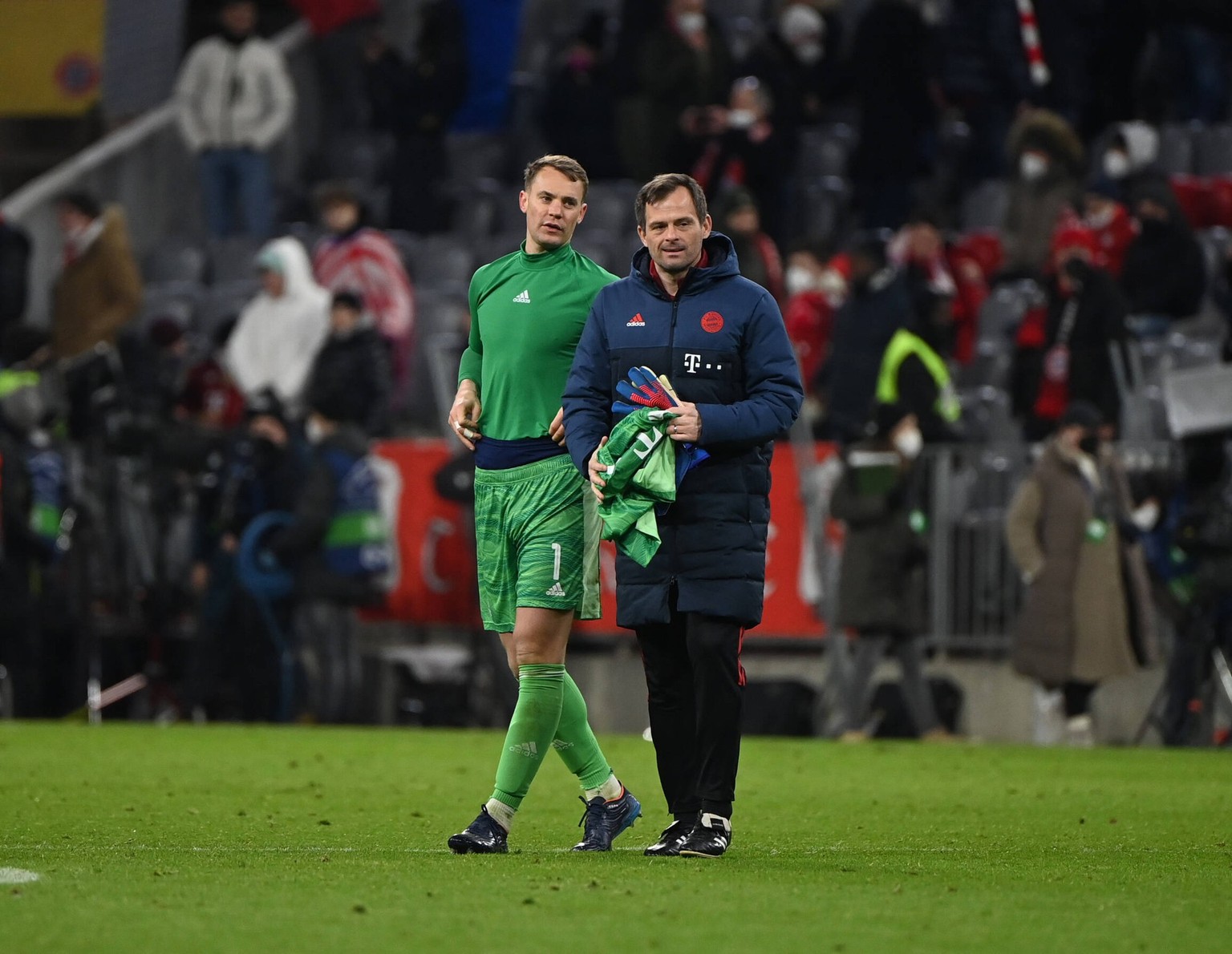 Fussball, Herren, Saison 2021/2022, Champions League Achtelfinale, Rückspiel, FC Bayern München - RB Salzburg 7:1, Torwart Manuel Neuer Bayern München, Torwarttrainer Toni Tapalovic Bayern München, Ju ...