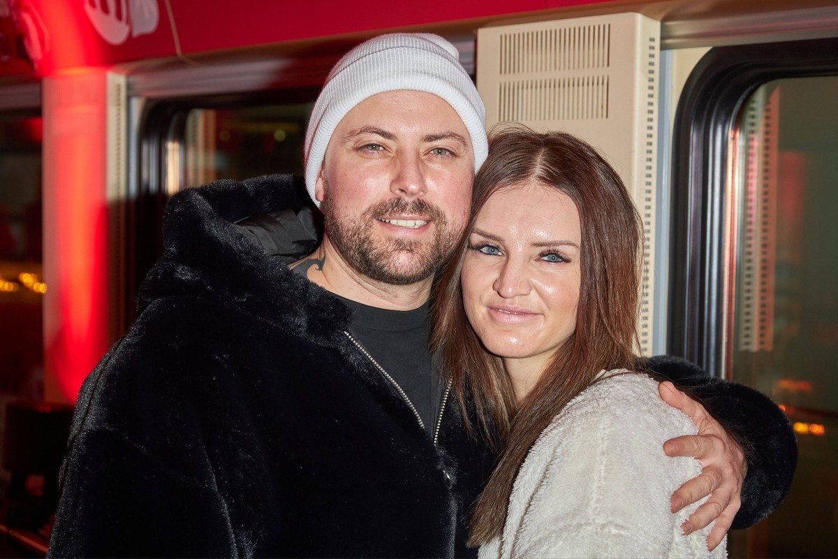 Felix von Jascheroff mit Freundin Alexandra Sophie - Coca-Cola Weihnachtstour am Bahnhof Berlin S