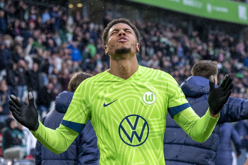 01.04.2023, Niedersachsen, Wolfsburg: Fußball: Bundesliga, VfL Wolfsburg - FC Augsburg, 26. Spieltag, Volkswagen Arena: Wolfsburgs Felix Nmecha jubelt nach seinem Tor zum 2:2. Foto: David Inderlied/dp ...