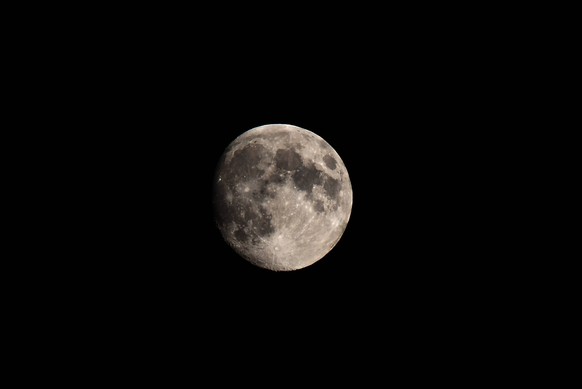 Nur reflektiertes Sonnenlicht: Vollmond über Remsek