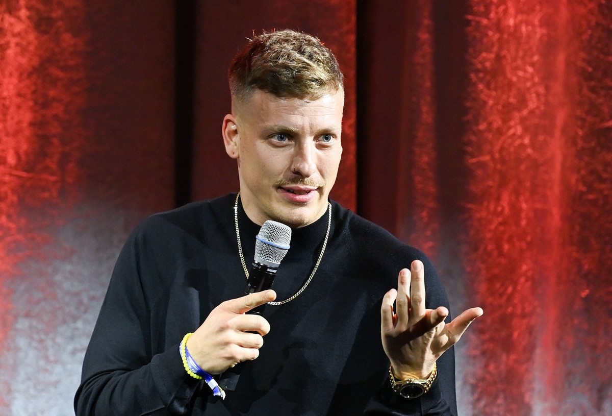 ARCHIV - 05.11.2021, Berlin: Comedian Felix Lobrecht erhält auf der Gala "GQ Men of the Year 2021" den Preis als "Comedian of the Year". Der Deutsche Comedypreis 2023 in der Katego ...