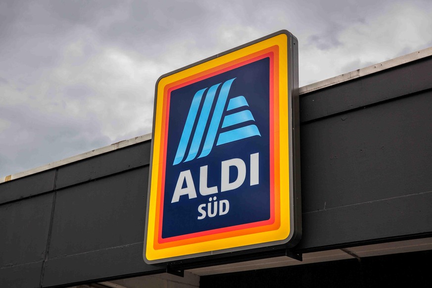 Troisdorf, Deutschland 11. April 2021: Logo und Schriftzug vom Discounter Aldi Süd,