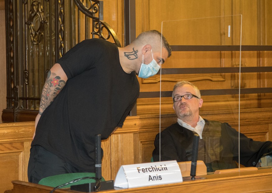 ARCHIV - 26.08.2020, Berlin: Anis Mohamed Youssef Ferchichi (l), bekannt als Rapper Bushido, steht beim Prozess gegen den Chef einer bekannten arabischst