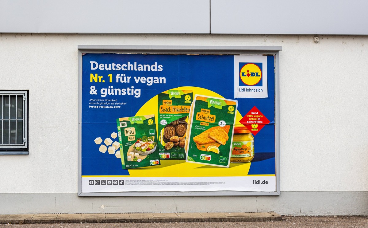 Lidl advertising poster Waldshut-Tiengen, Germany, 12th Jan 2025: The German discounter Lidl advertises on a poster that it is the number 1 for vegan food. (Photo by Andreas Haas dieBildmanufaktur) ** ...