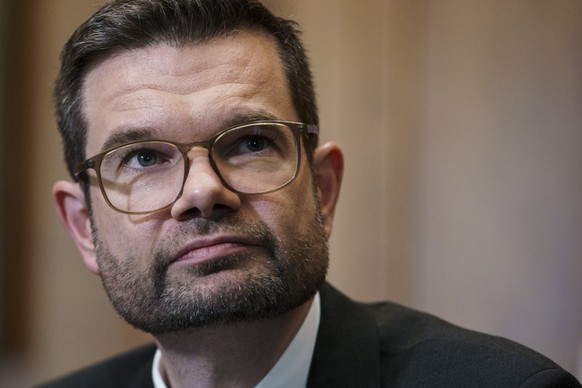 20.10.2022, USA, Washington: Marco Buschmann (FDP), Bundesjustizminister, folgt einer Pressekonferenz mit Generalstaatsanwalt Garland nach einem bilateralen Treffen im Justizministerium. Foto: Sarah S ...