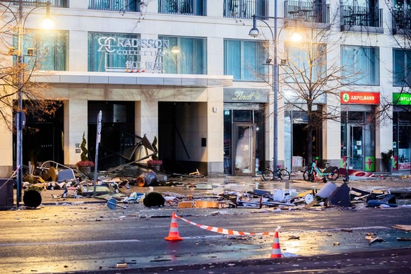 dpatopbilder - 16.12.2022, Berlin: Trümmer liegen auf der Karl-Liebknecht-Straße vor einem Hotel. In dem Hotel Radisson Blue war das riesige Sea Life Aquarium geplatzt. Wasser strömte bis auf die Stra ...