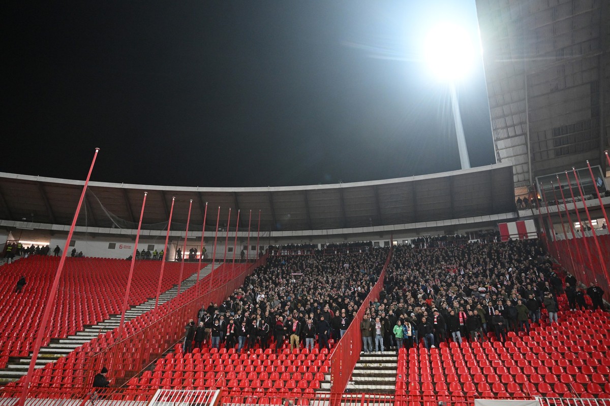 27.11.2024, Serbien, Belgrad: Fußball: Champions League, Roter Stern Belgrad - VfB Stuttgart, Vorrunde, 5. Spieltag im Stadion Rajko Mitic. Die Stuttgarter Fans im Gästeblock. Foto: Marijan Murat/dpa ...