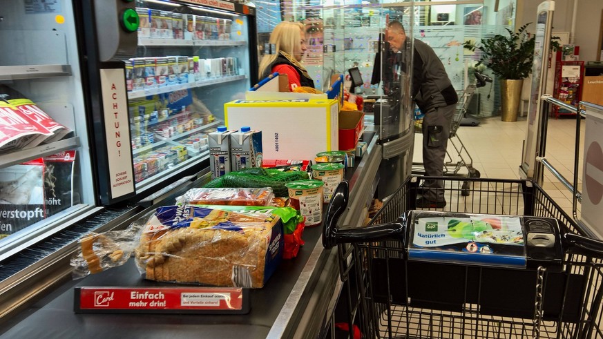 Kaufland, Supermarkt - Kasse, Kassenband mit aufgelegter Ware bzw Lebensmittel, Einkaufswagen *** Kaufland, supermarket checkout, checkout belt with goods or food, shopping cart