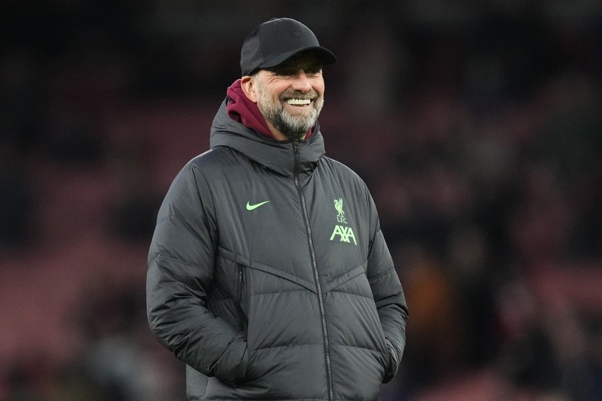 07.01.2024, Großbritannien, London: Fußball: FA-Cup England, FC Arsenal - FC Liverpool, 3. Runde: Jürgen Klopp, Trainer des FC Liverpool, steht während des Aufwärmtrainings auf dem Platz. Foto: Kirsty ...