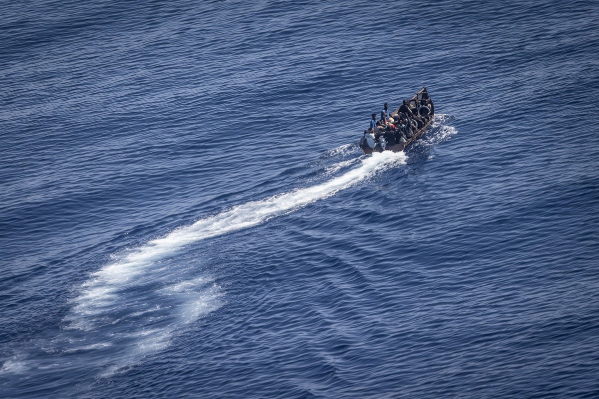 PRODUKTION - 29.06.2023, Italien, Lampedusa: Migranten steuern ein Boot von der Nordk