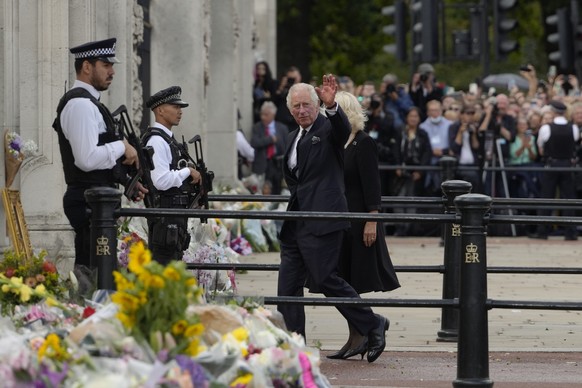 09.09.2022, Gro�britannien, London: K�nig Charles III. und K�nigin Camilla gehen zum Tor von Buckingham-Palast. Das K�nigspaar war aus Schottland zur�ckgekehrt, wo Charles&#039; Mutter, K�nigin Elizab ...