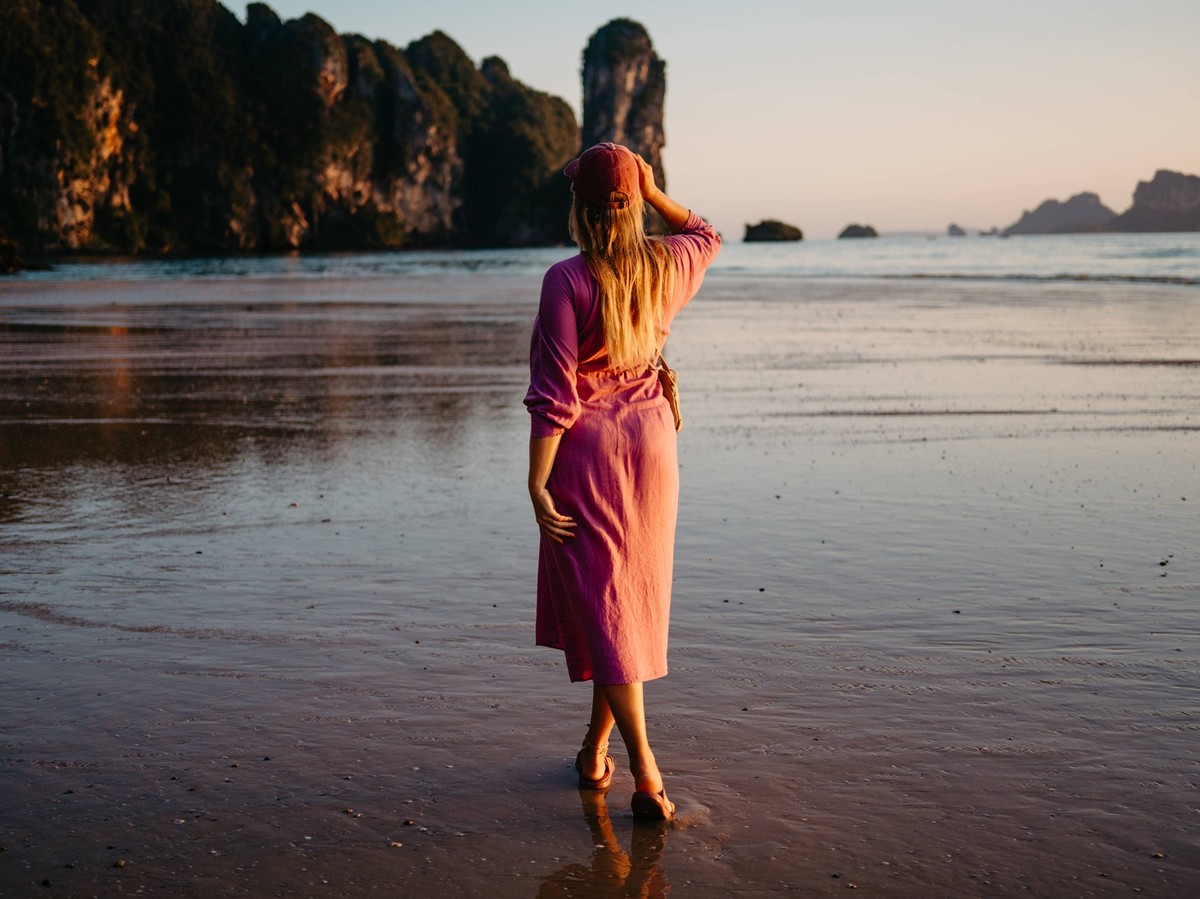 Young Woman in Pink Dress on Ao Nang Beach at Sunset, Krabi Thailand Ao Nang, Krabi, Thailand R_EPZT250506-1718834-01 ,model released, Symbolfoto