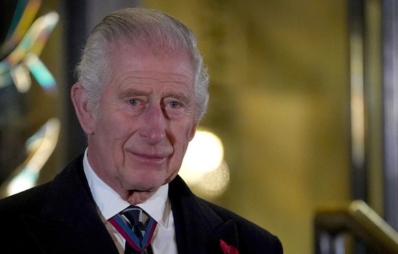 11.11.2023, Gro�britannien, London: K�nig Charles III. enth�llt eine Statue seiner Mutter, K�nigin Elizabeth II., als er zum Royal British Legion Festival of Remembrance in der Royal Albert Hall eintr ...