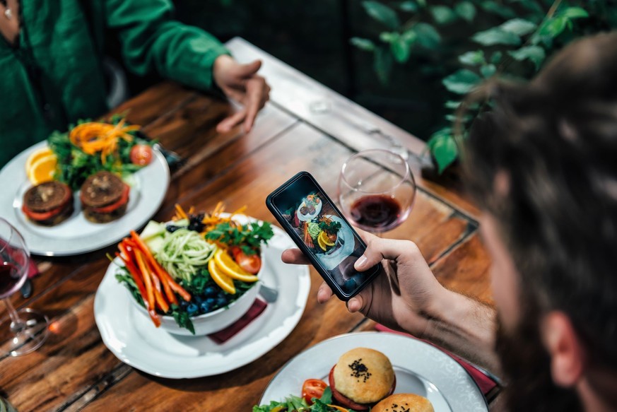 Mann fotografieren Essen In einem Restaurant