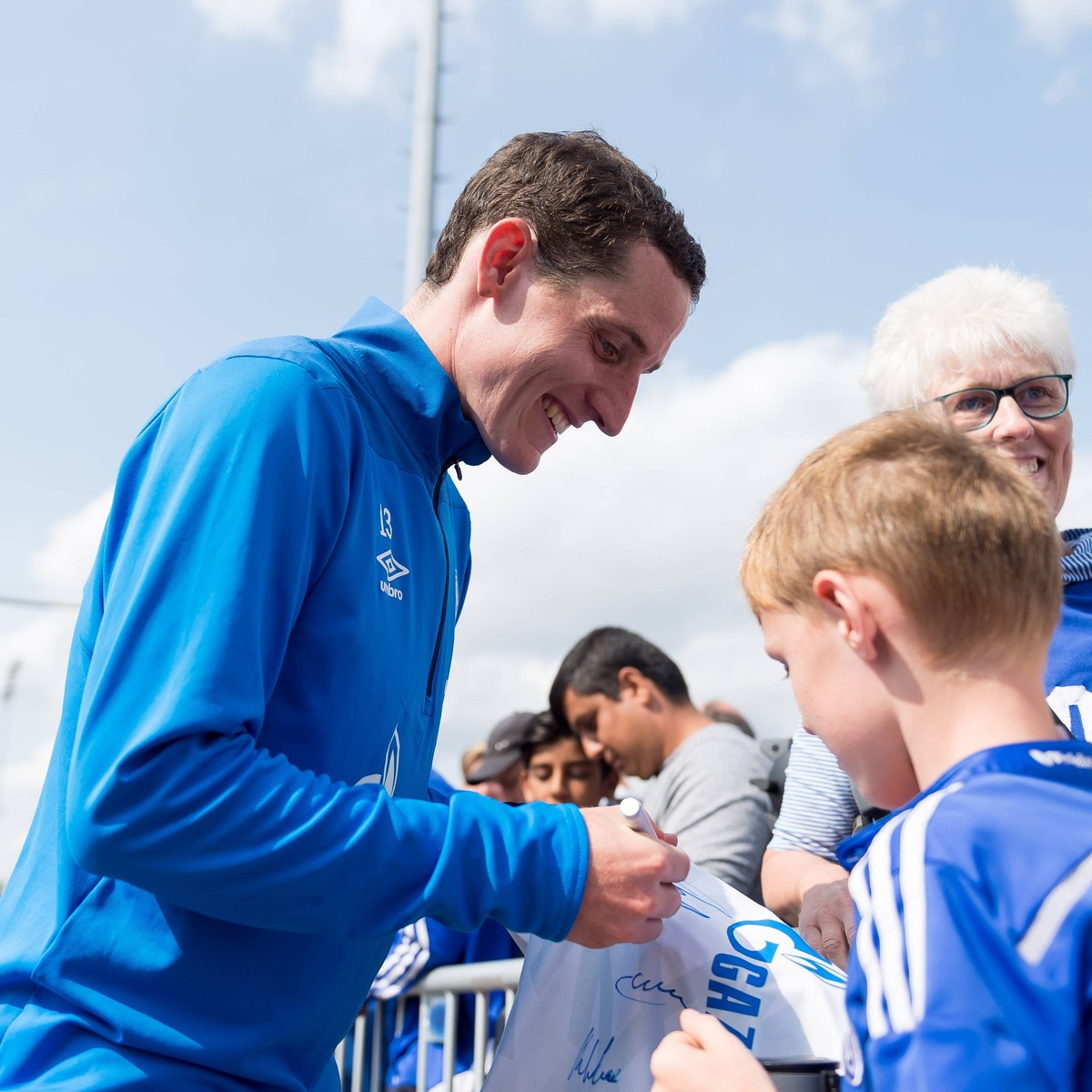 Gelsenkirchen, Germany, 28.08.2018, Training FC Schalke 04, Sebastian Rudy (S04) schreibt Autogramme ( DeFodi053 *** Gelsenkirchen Germany 28 08 2018 Training FC Schalke 04 Sebastian Rudy S04 signs au ...