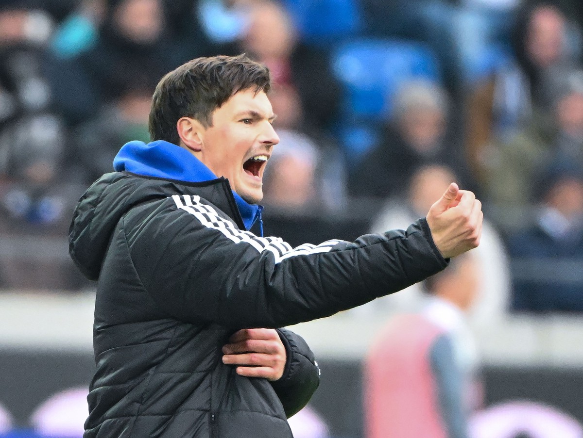 01.12.2024, Baden-Württemberg, Karlsruhe: Fußball: 2. Bundesliga, Karlsruher SC - Hamburger SV, 14. Spieltag, BBBank Wildpark. Der Hamburger Interimstrainer Merlin Polzin. Foto: Uli Deck/dpa - WICHTIG ...