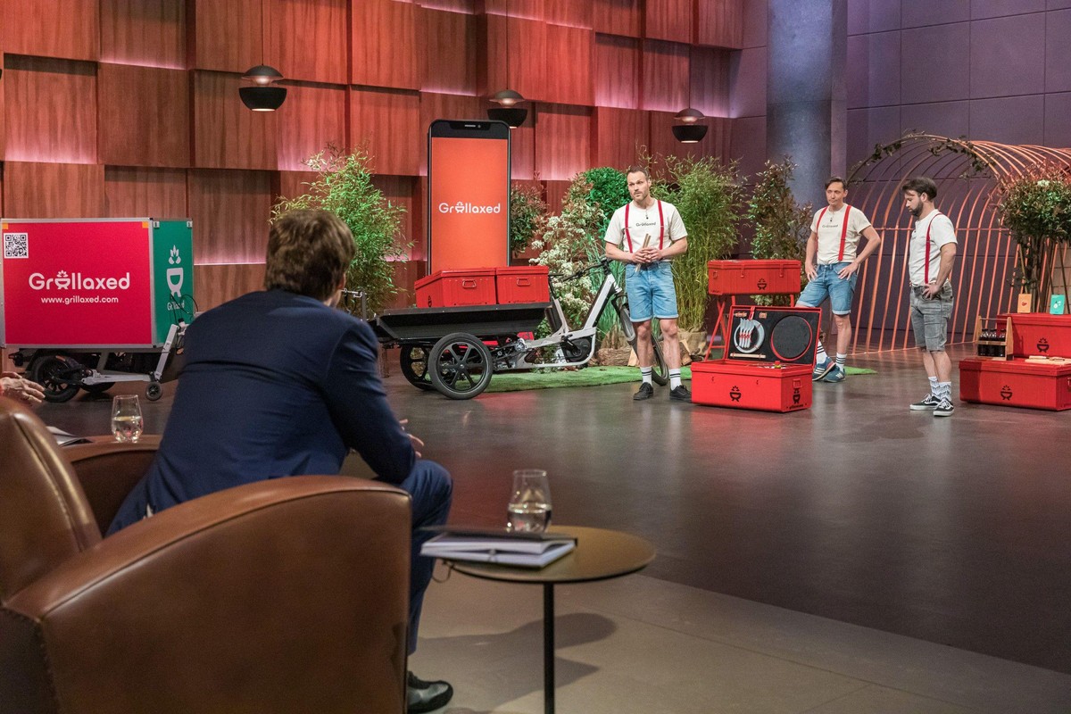 V.l.: Erik Lachmann, Jonas Bräuer und Jonas Möslein aus Leipzig präsentieren den &quot;Löwen&quot; mit &quot;Grillaxed&quot; einen Grillerlebnis-Lieferservice.

Die Verwendung des sendungsbezogenen Ma ...