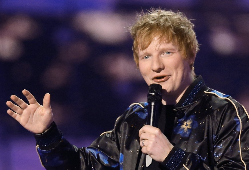 ARCHIV - 08.02.2022, Großbritannien, London: Ed Sheeran, britischer Popstar, steht auf der Bühne und nimmt den Preis für den Songwriter des Jahres bei den Brit Awards 2022 entgegen. (zu dpa «Diese gro ...