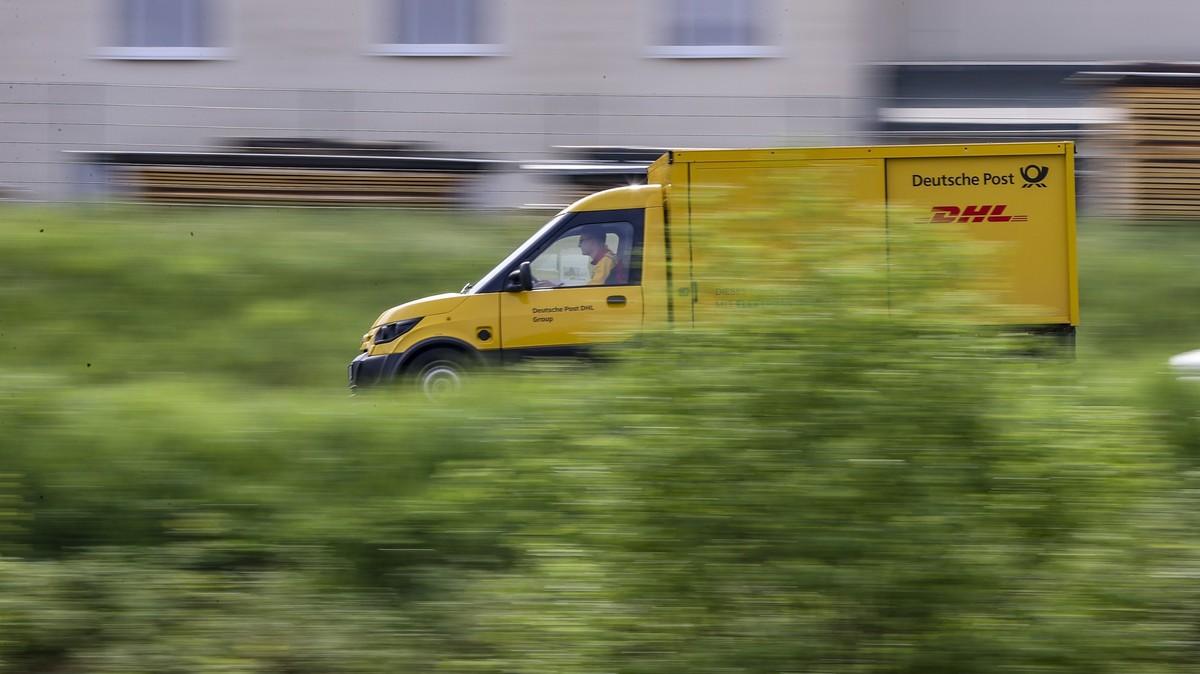 ARCHIV - 17.05.2022, Sachsen, Eibenstock: Ein Zusteller des Post-Konzerns DHL stellt mit einem elektrisch betriebenen Fahrzeug (Streetscooter) Post zu. Der Bonner Konzern baut den Elektroanteil in sei ...