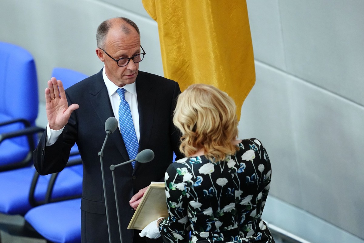 06.05.2025, Berlin: Der neu gew�hlte Bundeskanzler Friedrich Merz (CDU) legt vor Bundestagspr�sidentin Julia Kl�ckner (CDU) im Bundestag bei der Vereidigung den Amtseid ab. Friedrich Merz ist der zehn ...