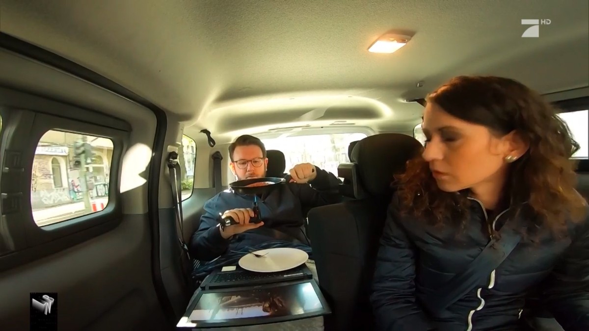 Jakob Lundt muss sich einen Lachs im Taxi anbraten.