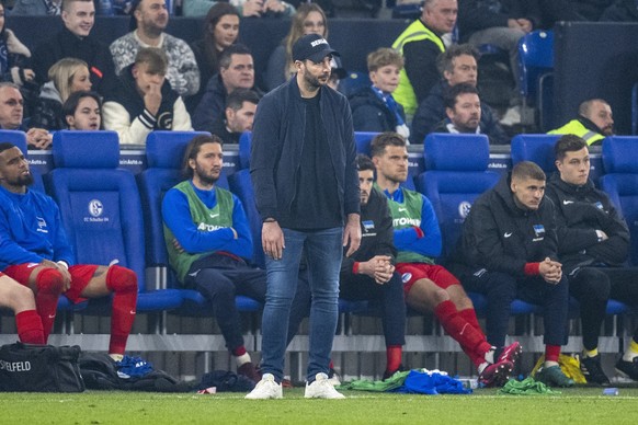 14.04.2023, Nordrhein-Westfalen, Gelsenkirchen: Fußball: Bundesliga, FC Schalke 04 - Hertha BSC, 28. Spieltag, Veltins Arena: Berlins Trainer Sandro Schwarz beobachtet das Spiel. (zu dpa: «Hertha rege ...