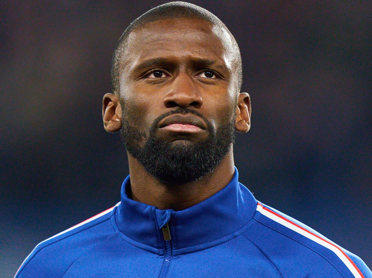 Toni Rüdiger im Chelsea-Trainingsanzug.