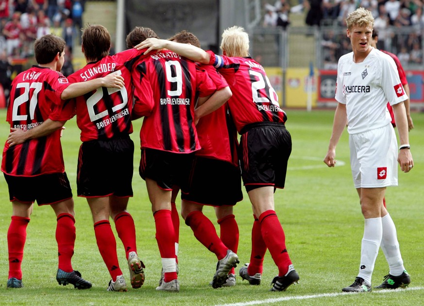 Der junge Marcell Jansen (r.) muss ein Gegentor des Lokalrivalen Bayer Leverkusen verdauen.