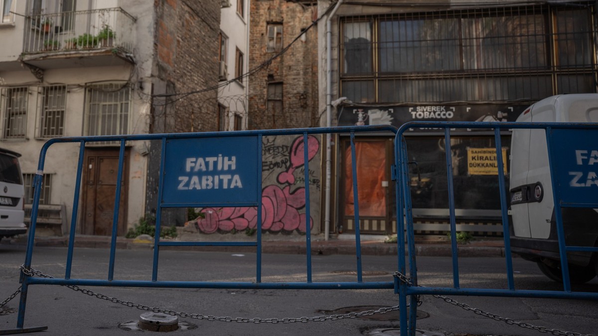 17.11.2025, Türkei, Istanbul: In der Nähe des Hotels im Stadtteil Fatih, in dem die drei ums Leben gekommenen deutschen Touristen gewohnt hatten, sind Absperrungen der türkischen Stadtpolizei zu sehen ...