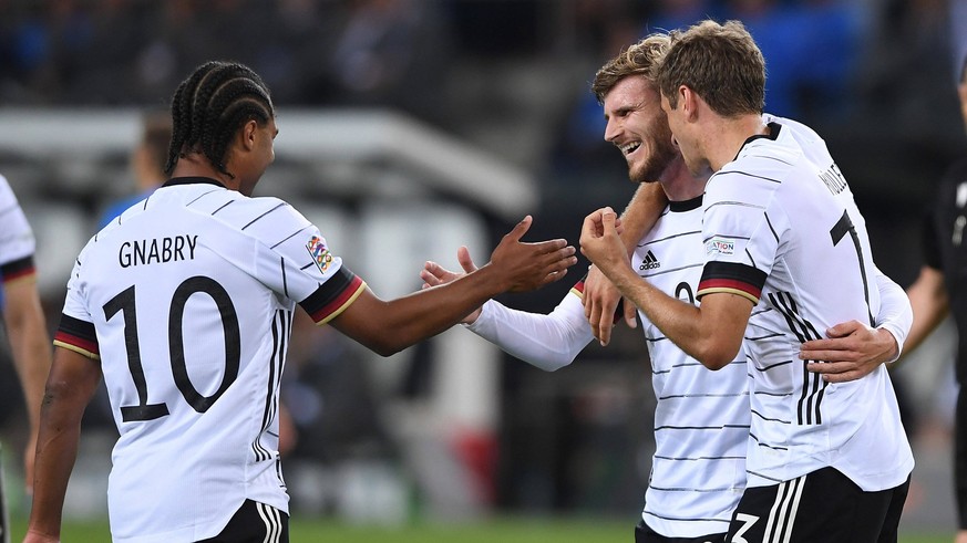 DFB-Stars Gnabry, Werner und Müller jubeln nach dem Tor zum 5:0 gegen Italien in der Nations League.