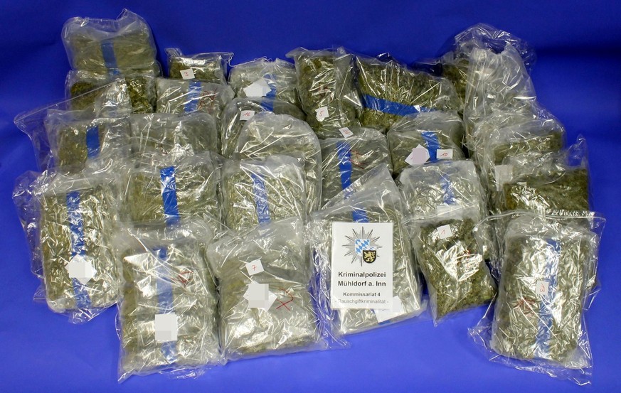 Päckchen mit 26 kg Marihuana liegen auf einem Tisch der Polizei. Die Drogen wurden bei der Festnahme eines Drogenhändlers sichergestellt.