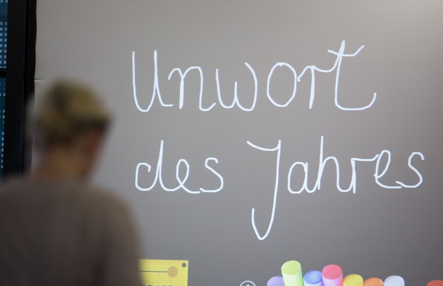 ARCHIV - 12.01.2016, Hessen, Darmstadt: &quot;Unwort des Jahres&quot; steht vor der Bekanntgabe des &quot;Unwortes des Jahres 2015&quot; auf einer Leinwand. (zu dpa -