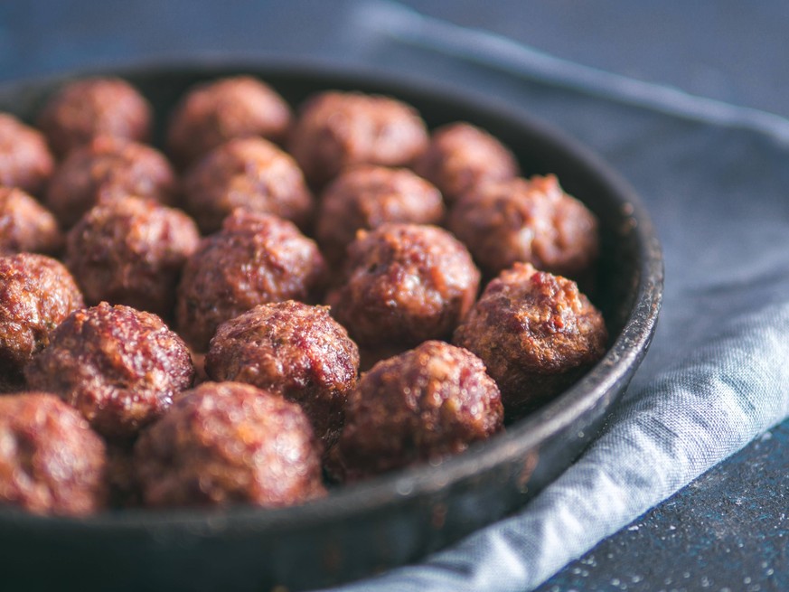 Homemade beef meatballs in cast-iron skillet PUBLICATIONxINxGERxSUIxAUTxONLY Copyright: xFascinadorax Panthermedia26831468