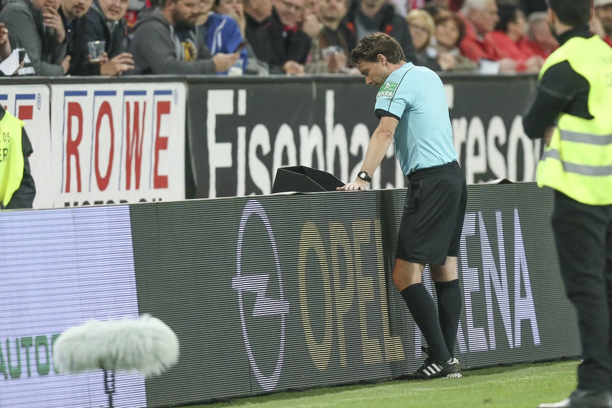 Schiedsrichter Guido Winkmann nimmt den Videoschiedsrichter zu Hilfe und entscheidet auf Elfmeter fuer Mainz. Mainz *** Referee Guido Winkmann takes the video umpire to help and decides on penalty for ...