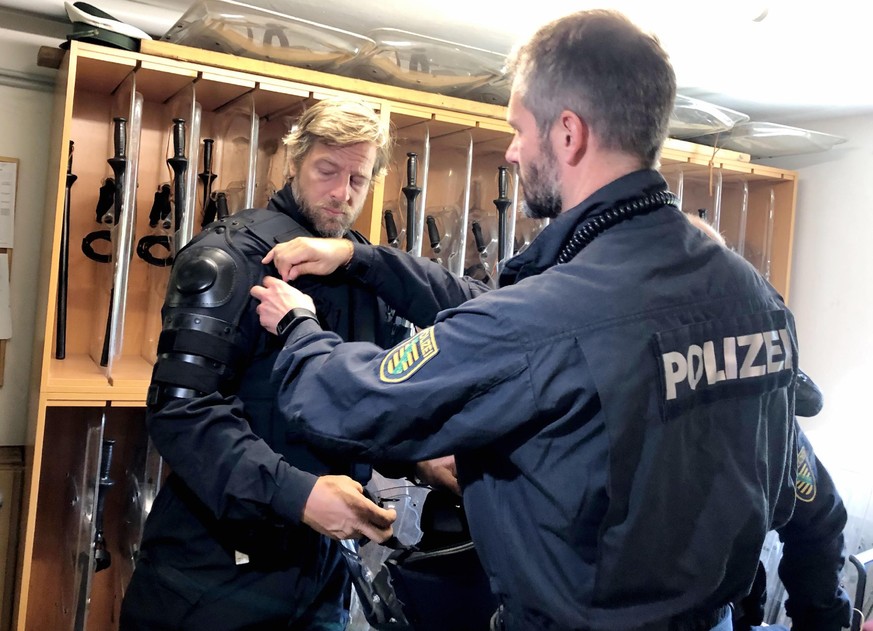 Streife fahren in Leipzig, Henning Baum (r.)
Bereitschaftspolizei, Leipzig
+++ Die Verwendung des sendungsbezogenen Materials ist nur mit dem Hinweis und Verlinkung auf TVNOW gestattet. +++