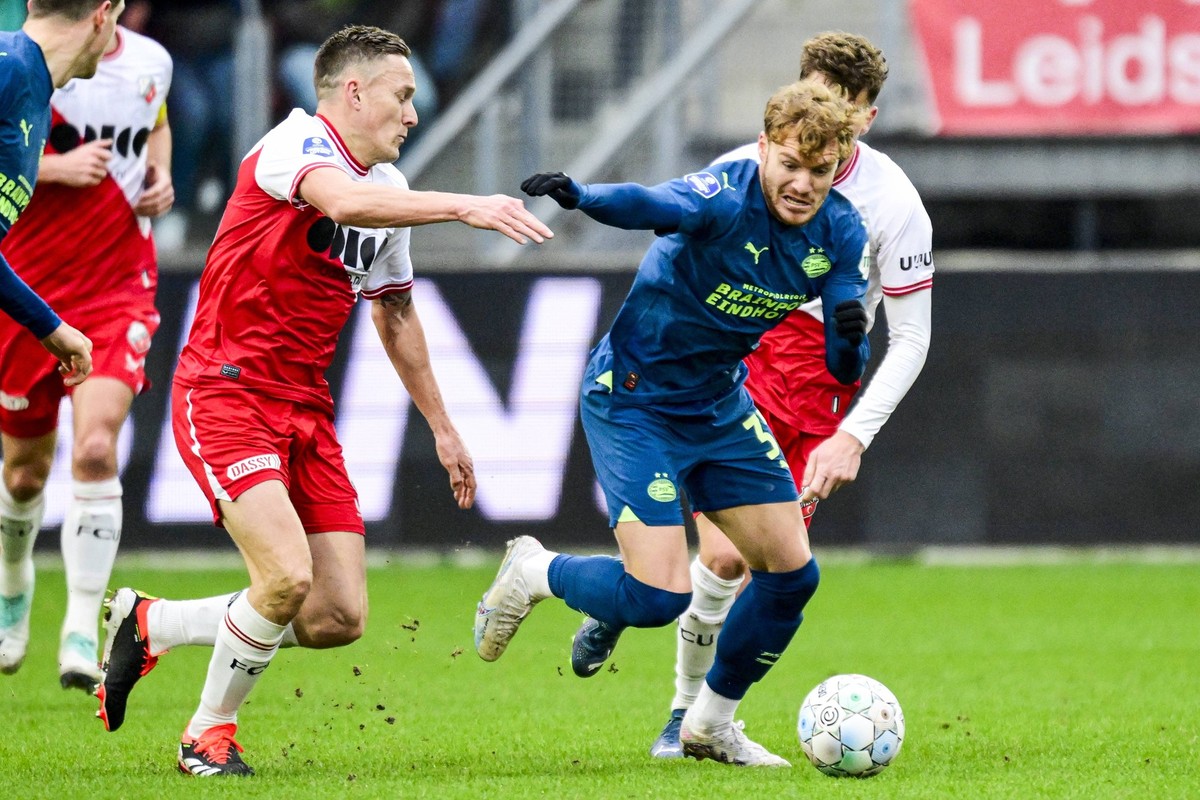 UTRECHT - l-r Jens Toornstra of FC Utrecht, Yorbe Vertessen of PSV Eindhoven during the Dutch Eredivisie match between FC Utrecht and PSV Eindhoven at Galgenwaard stadium on January 21, 2024 in Utrech ...