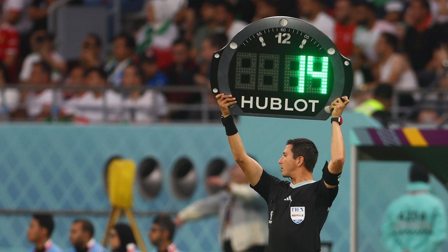 Mandatory Credit: Photo by Kieran McManus/Shutterstock 13626356bi The 4th official holds up the additional time board showing 14 minutes. England v Iran, FIFA World Cup, WM, Weltmeisterschaft, Fussbal ...