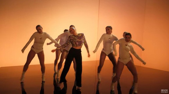 Helene Fischer tanzt mit ihren Tänzerinnen vor schlichter Kulisse,