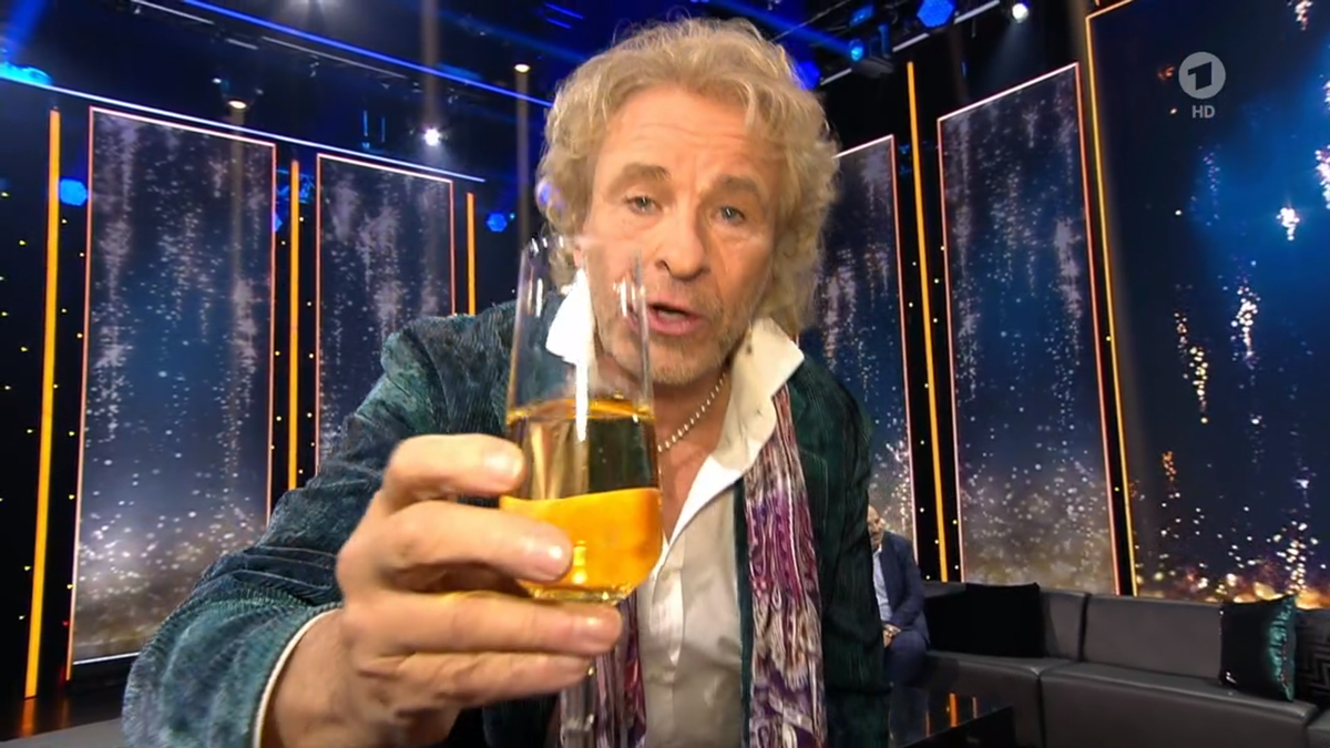 Prost! Gottschalk hat seinen Champagner behalten.