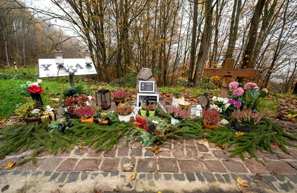 29.11.2022, Rheinland-Pfalz, Kusel: Ein Gedenkstein und Blumen sind in der N�he des Tatorts an der K22 bei Kusel aufgestellt, wo Ende Januar 2022 zwei Polizisten im Dienst get�tet wurden. Vor dem Land ...
