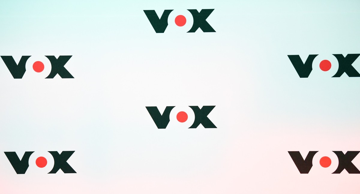ARCHIV - 05.04.2019, Berlin: Das Logo des Fernsehsenders Vox wiederholt sich auf einer Wand, aufgenommen bei einem Pressetermin. (zu dpa: «Nach Amoklauf: «Das perfekte Dinner» aus Graz verschoben») Fo ...