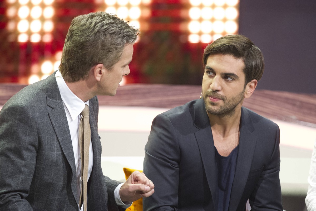 v.l. Markus LANZ, Deutschland, Moderator, Elyas M BAREK, MBarek, Deutschland, Schauspieler, Wetten dass....? ZDF- Fernsehshow, Unterhaltungssendung aus Halle/Saale am 09.11.2013.