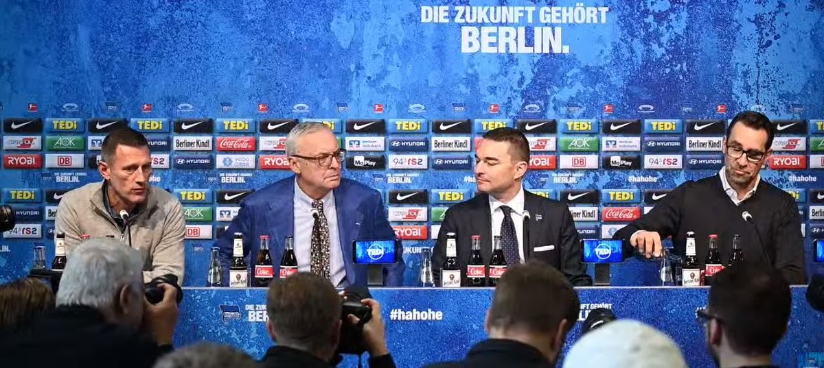 Pressesprecher Marcus Jung, Präsident Werner Gegenbauer, Investor Lars Windhorst und Sport-Geschäftsführer Michael Preetz (v.l.n.r.).