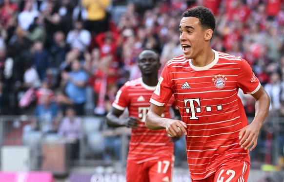 29.10.2022, Bayern, München: Fußball: Bundesliga, Bayern München - FSV Mainz 05, 12. Spieltag in der Allianz Arena. Jamal Musiala (r) von München jubelt über sein Tor zum 2:0. Foto: Sven Hoppe/dpa - W ...