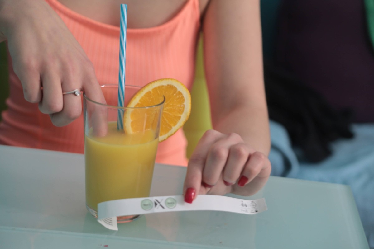Ein paar Tropfen aus dem Drink reichen aus, um sich vor K.O.-Tropfen zu schützen.