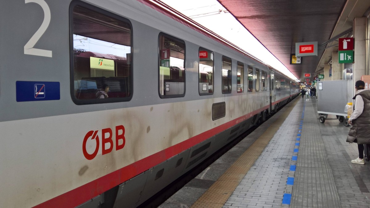 Die staatlichen Österreichischen Bundesbahnen - kurz ÖBB bzw. ÖBB-Konzern - vor 1938 abgekürzt BBÖ, sind der grösste Eisenbahnkonzern in Österreich. Seit der Strukturreform 2004 bestehen die ÖBB aus e ...