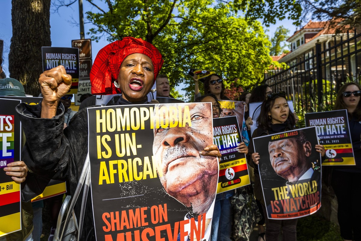 25. April 2023, Washington, District of Columbia, USA: Emira Woods, Geschäftsführerin von Green Leadership Trust, Mitte, demonstriert am Dienstag, 25. April 2023, in Washington, DC, vor der ugandische ...