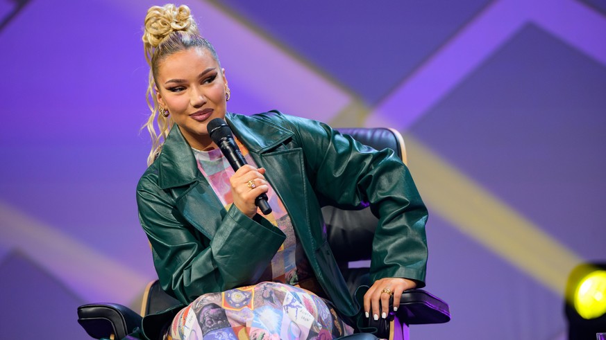 Rapperin Shirin David während eines Talks auf der Bühne. Das Digital-Festival OMR in Hamburg setzt auf eine Kombination aus Fachmesse, Workshops und Party.