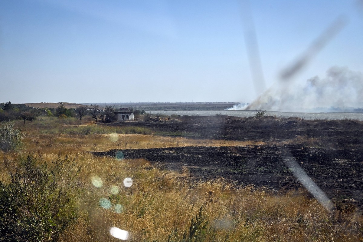 RECORD DATE NOT STATED DONETSK REGION, UKRAINE - SEPTEMBER 16, 2024 - Fires burn along the road from Kurakhove to Hirnyk as a result of Russian artillery shelling, Pokrovsk district, Donetsk region, e ...