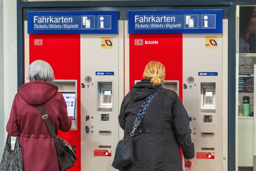 Fahrkartenautomat, Bahnkundinnen, Leipzig, Mai 2023 Deutschland, Leipzig, 3. Mai 2023, Fahrkartenautomat, Bahnkundinnen beim Fahrscheinkauf, Deutsche Bahn, DB, Verkehr, Sachsen, *** Ticket vending mac ...